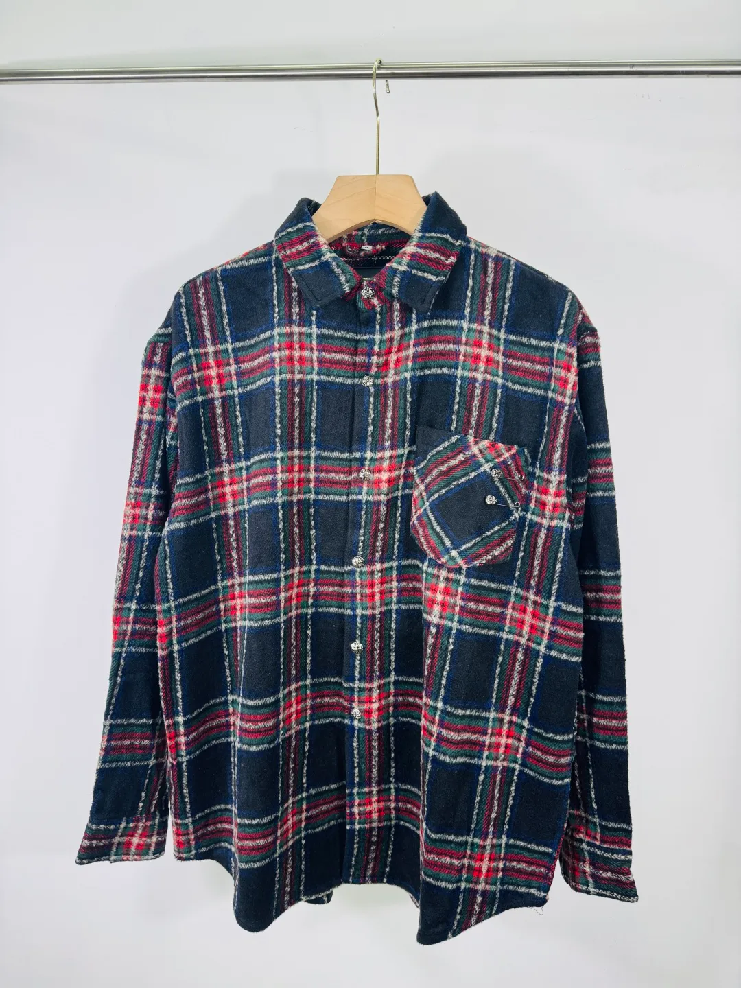 P300 top version, real shot without P, ​​different from market currency) 𝗖𝗵𝗿𝗼𝗺𝗲 𝗛𝗲𝗮𝗿𝘁𝘀/Cro Xin 2025 plaid shirt Accessories: Original model-opening collar label ➕100% silk wash water label. Genuine purchase-grade original hangtag➕matching hanging rope➕3D hanging beads➕original packaging bag. Craftsmanship: The original version has consistent wiring! The highest version of the armhole matching technique!  Color: Color Size: S M L XL